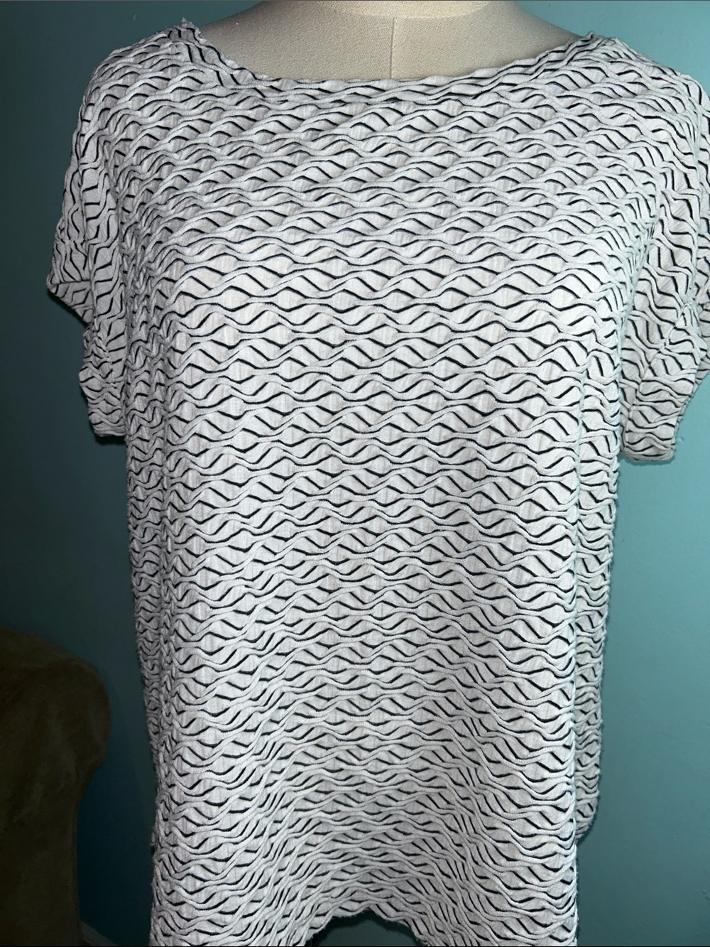 Rose & Olive White and Black Wave-Pattern Short Sleeve Top